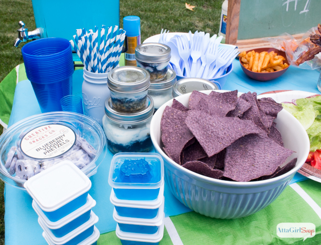 Live in a house divided when it comes to sports teams? Kickoff football season with a show your team colors party with food and decor that match your rooting interest. These are great tailgating party ideas, too! #TeamJellO #cbias