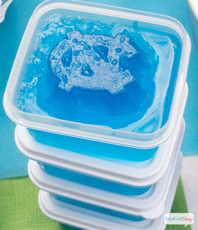 Live in a house divided when it comes to sports teams? Kickoff football season with a show your team colors party with food and decor that match your rooting interest. These are great tailgating party ideas, too! #TeamJellO #cbias