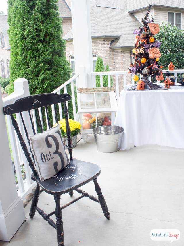 Love all these outdoor Halloween decorations for the front porch. So much spooky fun at AttaGirlSays.com