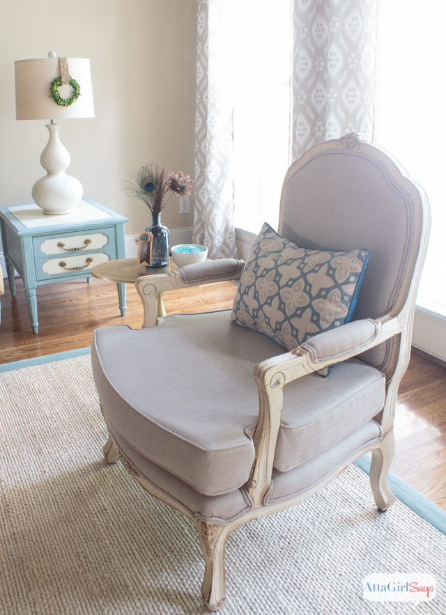 What a gorgeous space! I love the vibrant colors, the mix of vintage and modern elements and the use of different patterns, textures and natural elements. Lots of great living room decorating ideas.