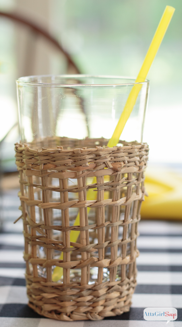 These black and yellow table decoration ideas are so pretty. This color scheme works for a casual summer party or an elegant wedding. And aren't those pinwheel shaped napkins so fancy and festive?