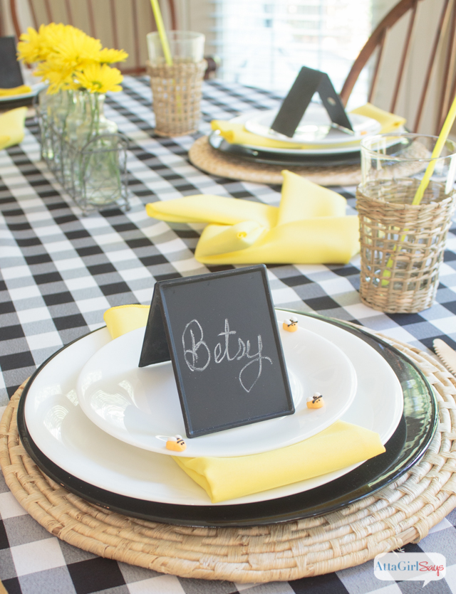 These black and yellow table decoration ideas are so pretty. This color scheme works for a casual summer party or an elegant wedding. And aren't those pinwheel shaped napkins so fancy and festive?