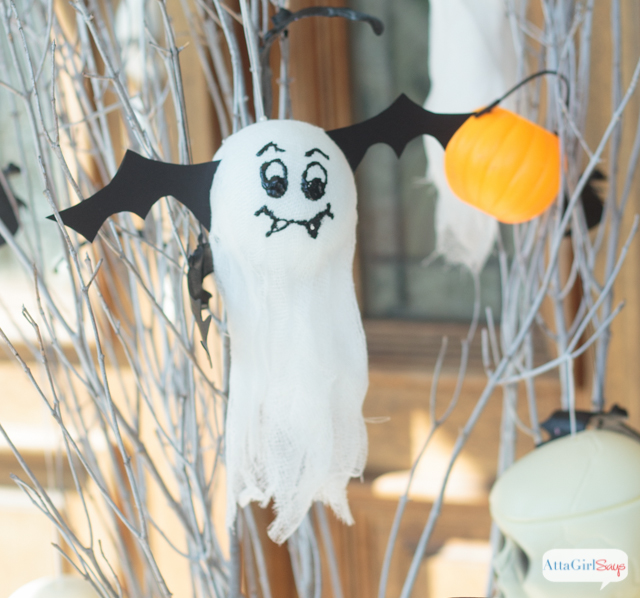 Halloween craft ideas don't get much easier than this! These batty ghosts are quick and easy to make -- and so stinking cute! #MakeItFunCrafts #sponsored
