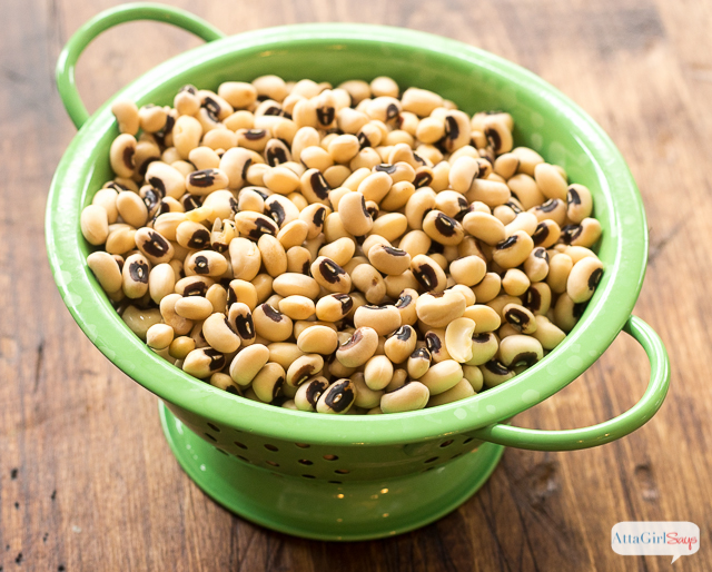 black eyed peas in a strainer