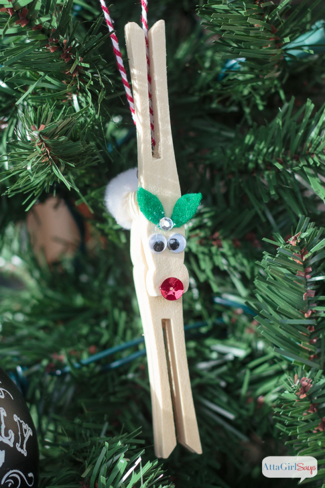 Looking for some Christmas ornaments to make with your kids and family? These adorably goofy clothespin reindeer are easy to make. Hang them on the tree or use them as package toppers.