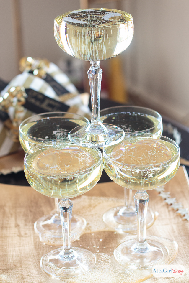 Celebrate champagne and cinema (and gourmet food, too) with these Red Carpet party ideas for the Oscars. #sponsored #worldmarkettribe