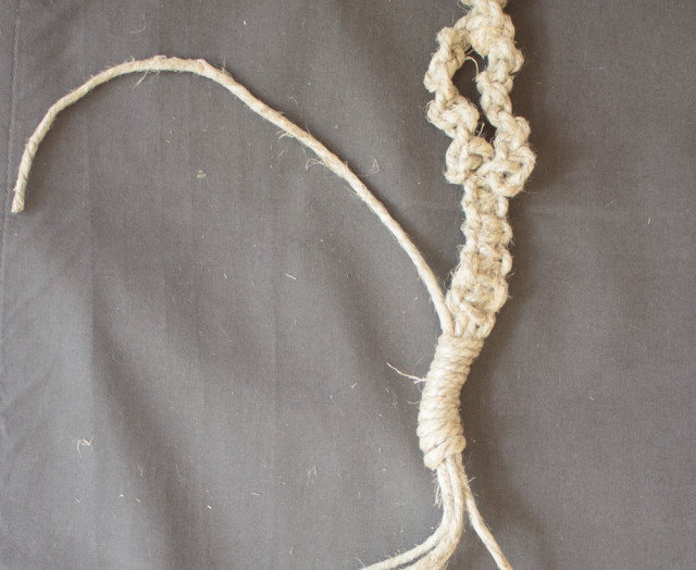 If you love a good throwback craft, then step back in time to the 70s with me and learn how to make a macrame plant hanger using jute twine.