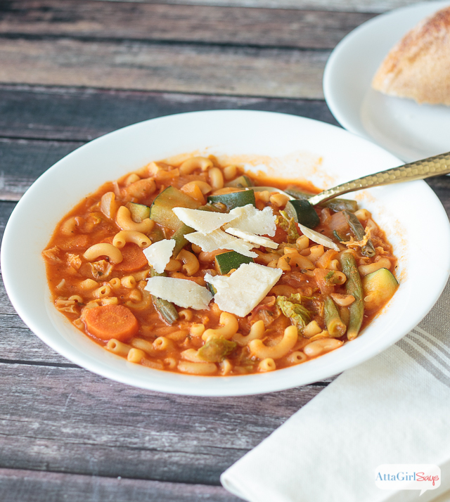 If you're looking for a meal to serve on cold winter nights, this hearty minestrone soup recipe definitely fits the bill. It makes enough to serve a huge crowd, with plenty more for leftovers. #ad #simmeredintradition #ragu