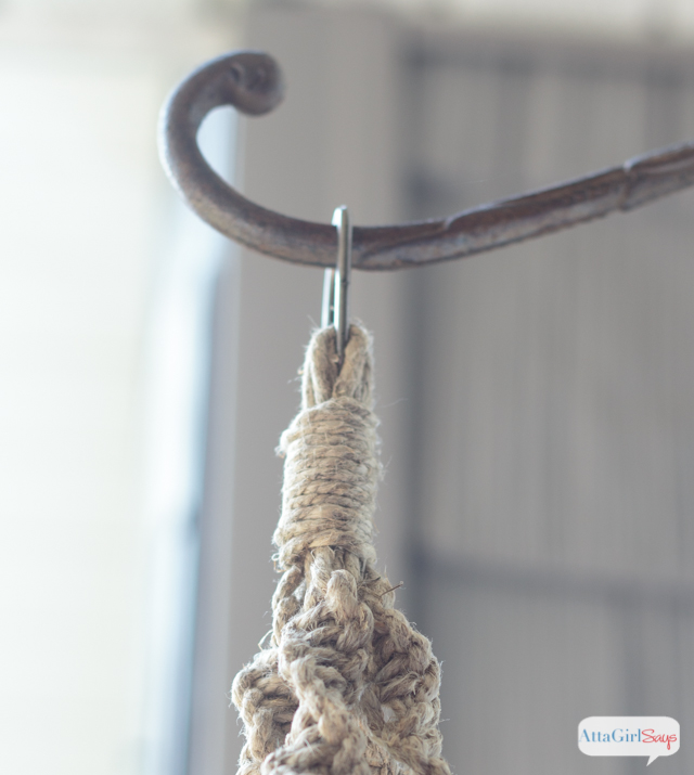 If you love a good throwback craft, then step back in time to the 70s with me and learn how to make a macrame plant hanger using jute twine.