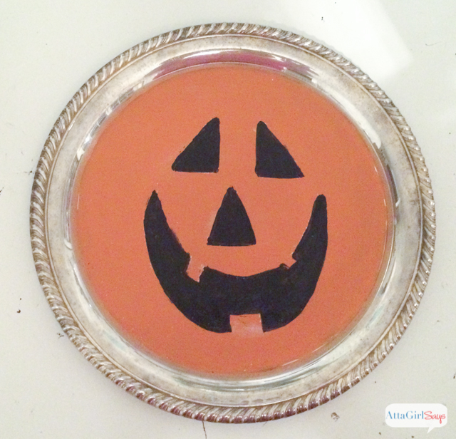 I saved this silverplated tray from the Goodwill pile. In less than 15 minutes, repurpose an old silverplated tray into a festive jack-o-lantern wall hanging or wreath for Halloween.