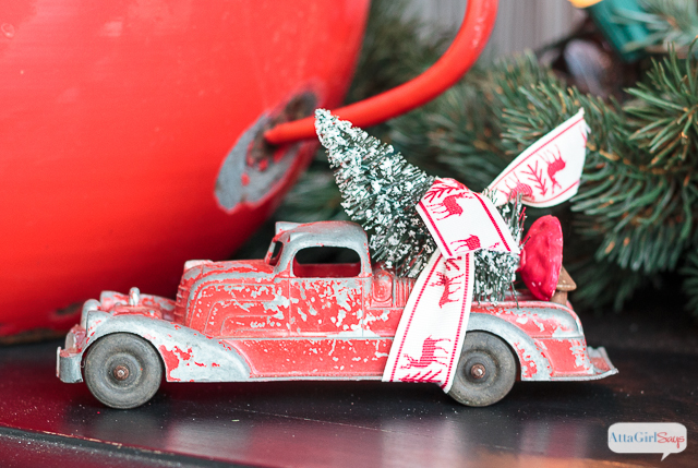 Join me for virtual tours of eight bloggers stunning porches decorated for the holidays. You'll find lots of Christmas front porch decorating ideas, -- farmhouse, vintage, rustic, French country and more.