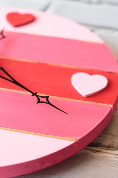 Do you decorate for Valentine's Day? If so, here's a cute red-and-pink striped pallet clock you can make in no time. #sponsored #decoartprojects