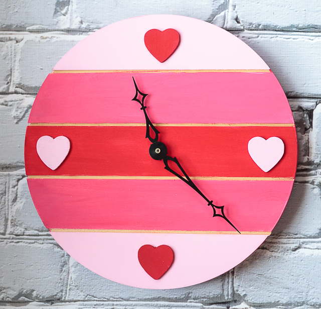 Do you decorate for Valentine's Day? If so, here's a cute red-and-pink striped pallet clock you can make in no time. #sponsored #decoartprojects