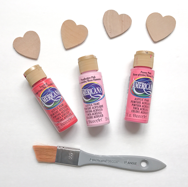 Do you decorate for Valentine's Day? If so, here's a cute red-and-pink striped pallet clock you can make in no time. #sponsored #decoartprojects