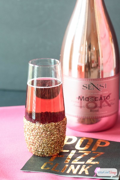 These DIY glitter champagne glasses will bring a little glitz and glamour to an Oscars party, New Year's Eve celebration or other black-tie event. Click to see how easy it is to transform inexpensive champagne flutes.