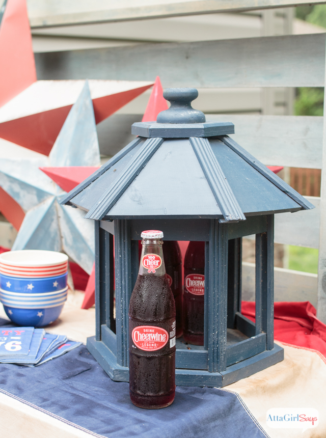 Hooray for red, white and blue! I love the use of vintage Americana decor on this patriotic patio! This would be such a fun place to host a Fourth of July party!