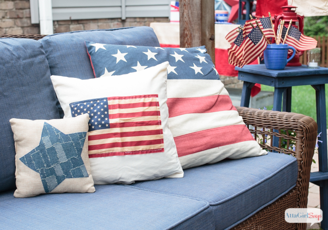 Hooray for red, white and blue! I love the use of vintage Americana decor on this patriotic patio! This would be such a fun place to host a Fourth of July party!