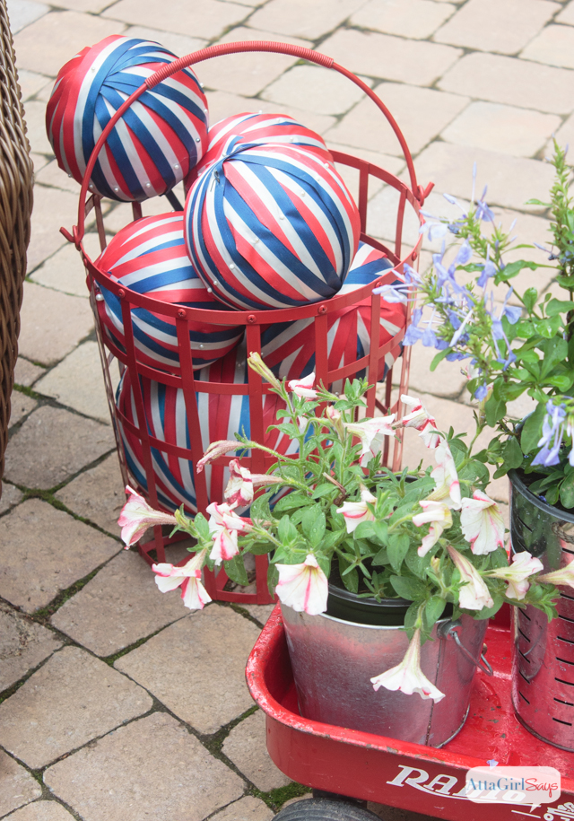Hooray for red, white and blue! I love the use of vintage Americana decor on this patriotic patio! This would be such a fun place to host a Fourth of July party!