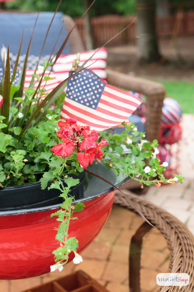 Hooray for red, white and blue! I love the use of vintage Americana decor on this patriotic patio! This would be such a fun place to host a Fourth of July party!