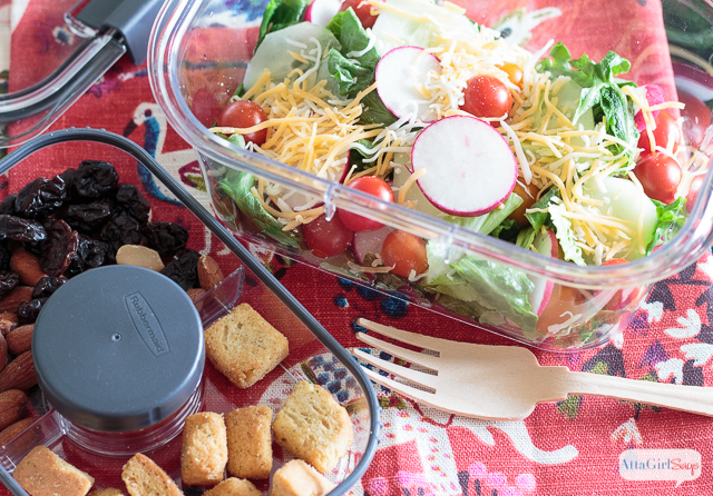 Looking for school snack ideas that won't break the bank? Stop wasting money on convenience packaging, and make your own customized, preportioned school lunches and snacks using Rubbermaid® BRILLIANCETM Salad & Snack Set. #ad #StoredBrilliantly