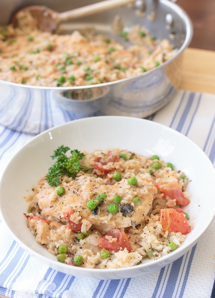 This easy One Pot Arroz con Pollo is so flavorful. It's wonderful for a weeknight meal or on the weekend when you're craving comfort food. #ad #TeeterRecipes #HTOrganics