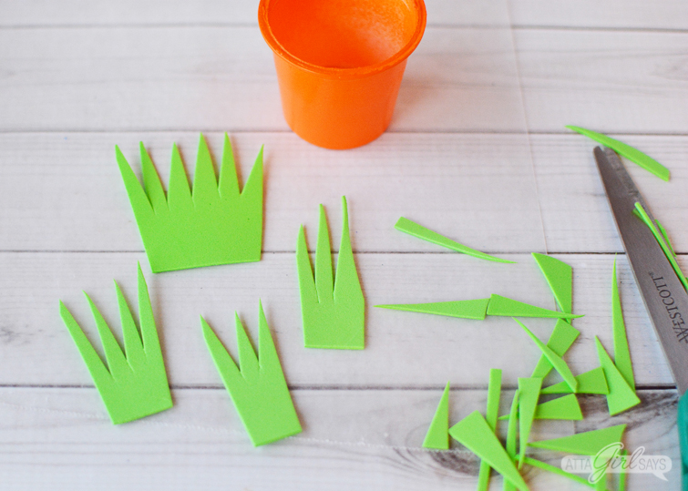 Foam grass for carrot Easter treat cups