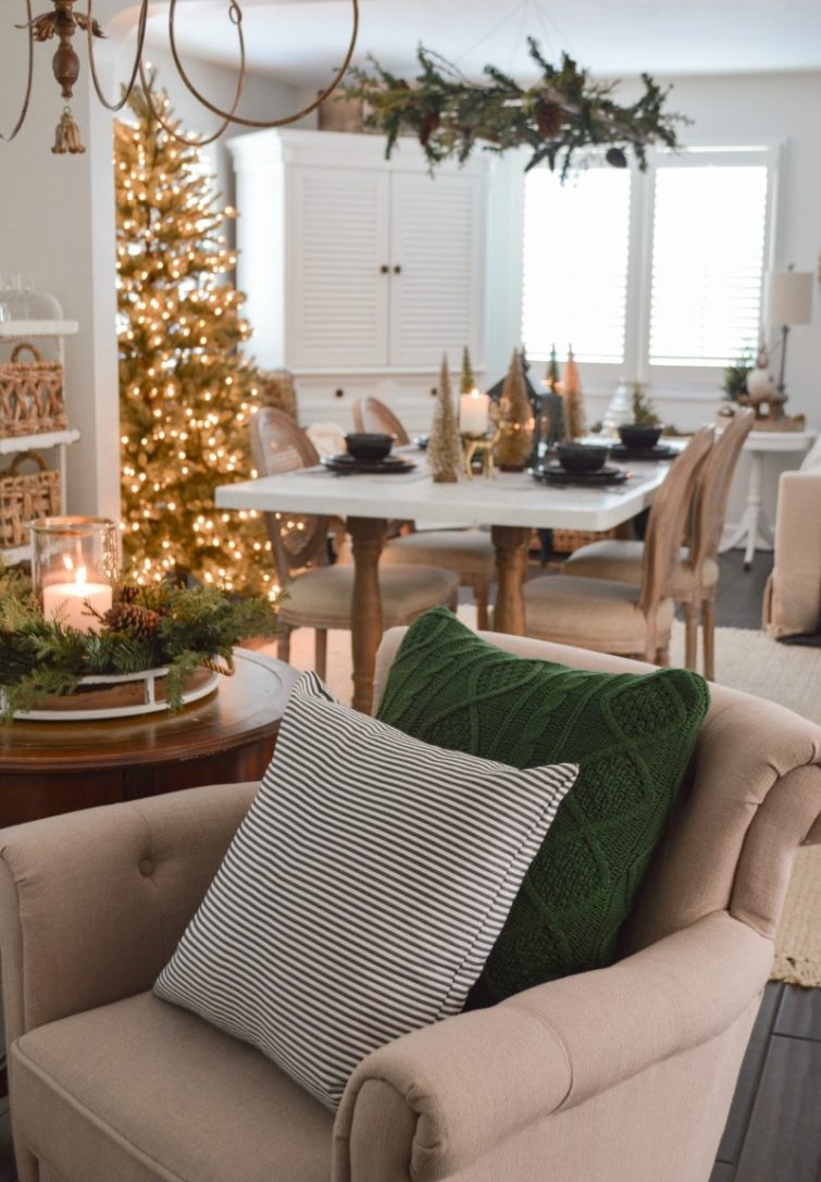 dozy living room decorated for Christams