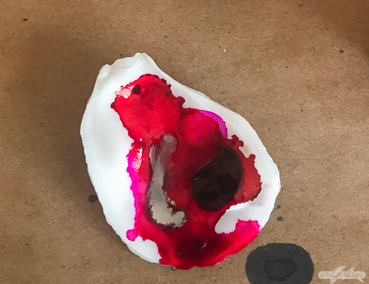 decorating an oyster shell with alcohol ink