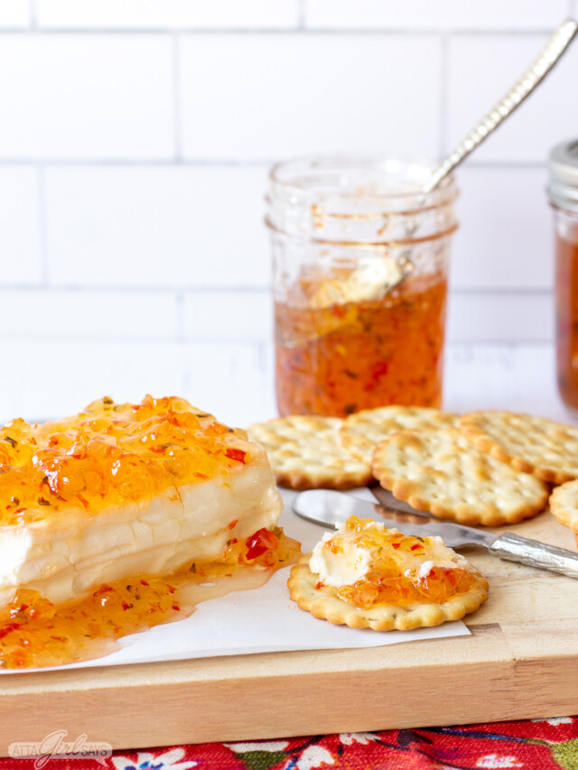 cream cheese pepper jelly appetizer with crackers